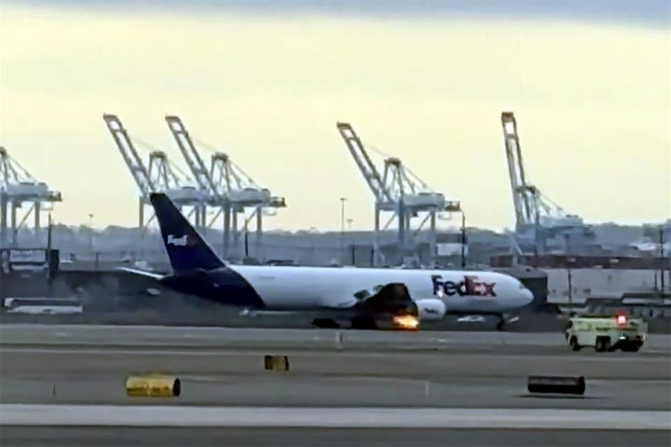 El avión aterrizó en el Aeropuerto Internacional Liberty de Newark durante la emergencia.