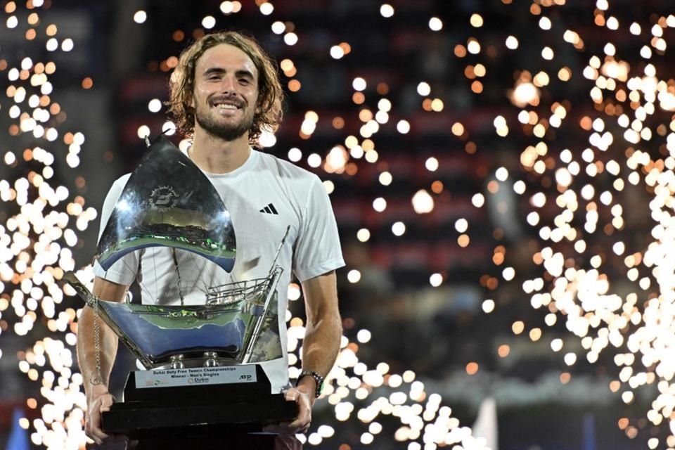 Stefanos Tsitsipas levanta el trofeo en Dubai.