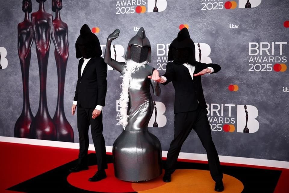 Los miembros del staff de los BRIT Awards posaron en la alfombra roja, vestidos con el aspecto de la mítica estatuilla.