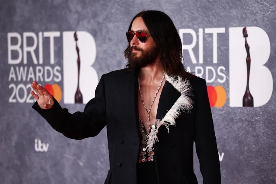 El cantante y actor Jared Leto también asistió al evento, luciendo un saco abierto con detalles tribales en sus accesorios.