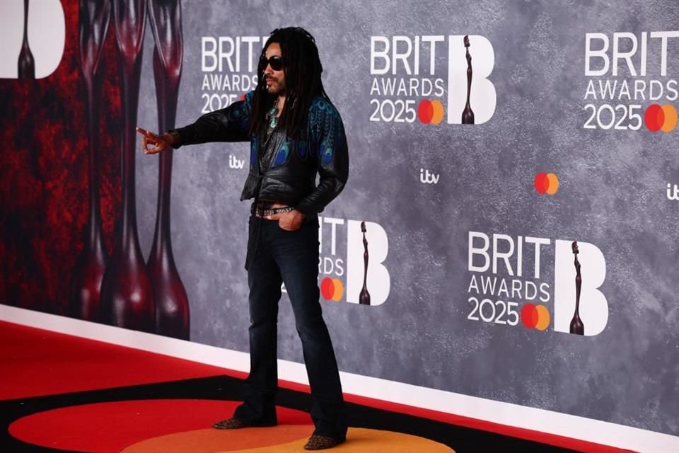 El músico estadounidense Lenny Kravitz también hizo acto de presencia durante la alfombra roja de los BRIT, derramando estilo por donde sea que iba.