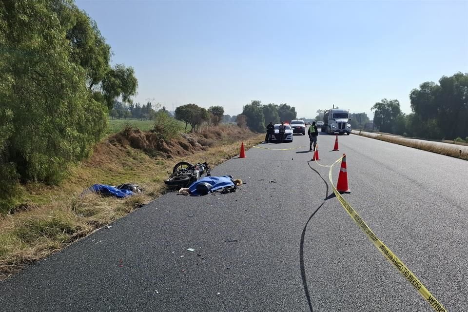 Una pareja que viajaba en motocicleta falleció en la México-Pirámides.