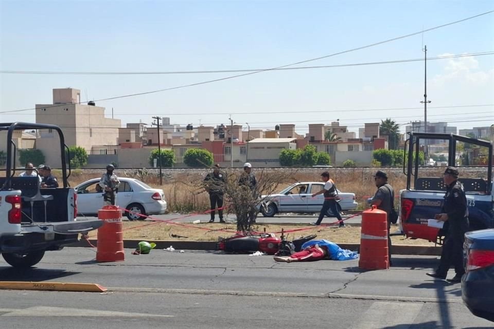 Otro motociclista murió en Avenida Central, a la altura de Primero de Mayo, Colonia Jardines de Morelos, Municipio de Ecatepec.