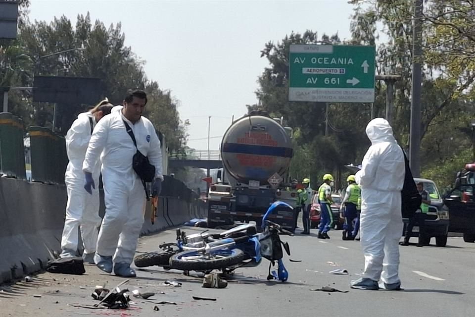 El cuerpo de un motociclista quedó bajo las llantas de un tráiler de doble contenedor, en la Avenida 602, Colonia Cuchilla del Tesoro, Alcaldía Gustavo A. Madero.