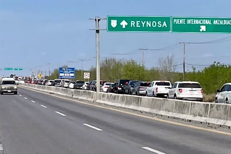 La situación provocó mayor congestionamiento en el retén de revisión.