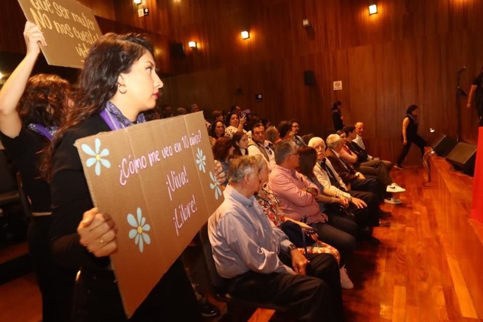 Mujeres del público interpretaron el tema 'Canción Sin Miedo' de Vivir Quintana durante la presentación del libro.