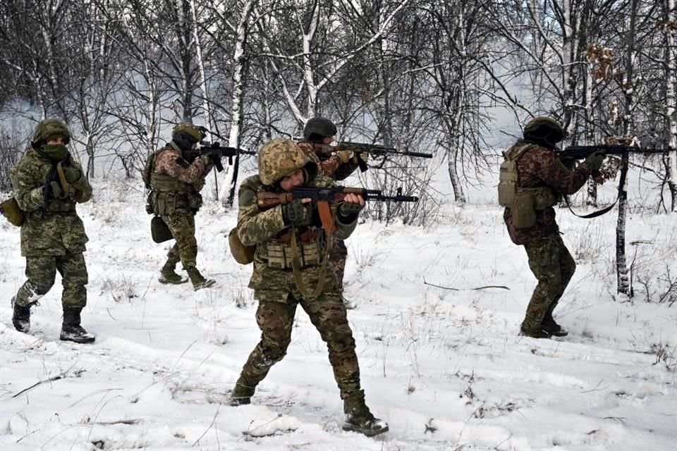 Los militares ucranianos de la 24ª Brigada Mecanizada realizan un ejercicio de entrenamiento de campo en medio de la invasión rusa de Ucrania.