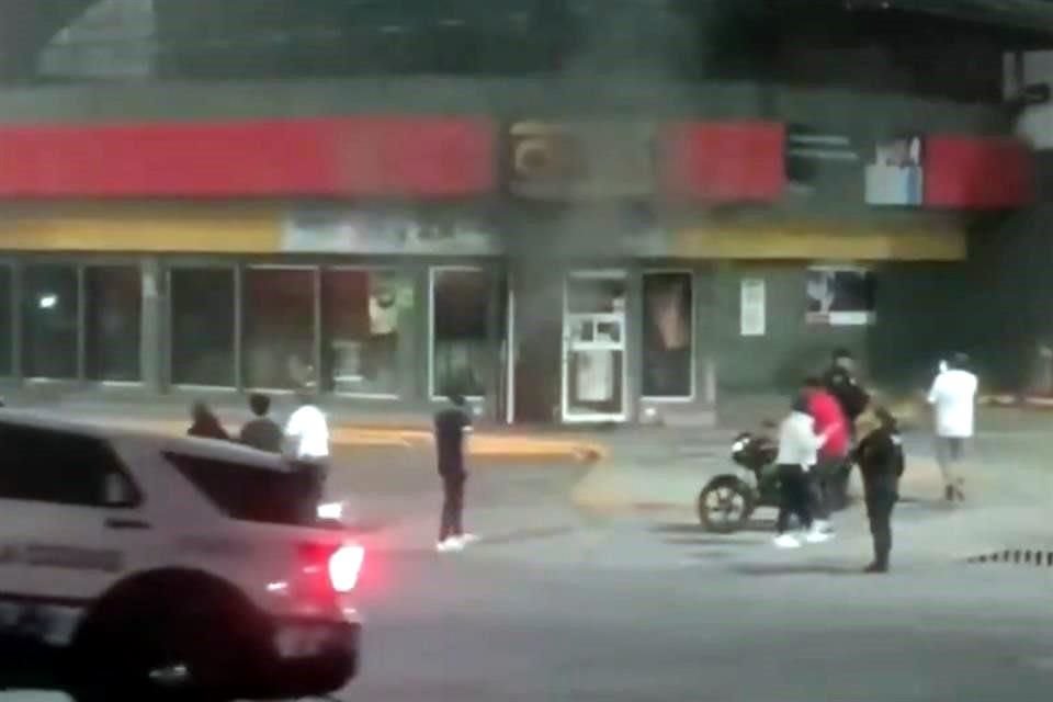 Dos policías de Puebla fueron asesinados por civiles armados, quienes, en su escape, prendieron fuego a una tienda y un vehículo.