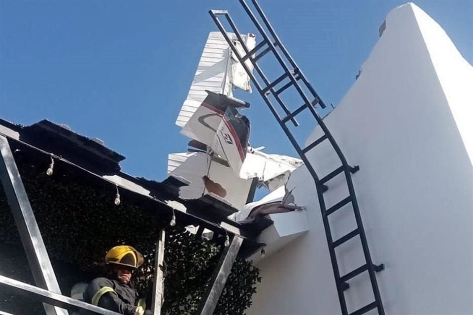 Una avioneta se desplomó sobre una casa en el Municipio de Bahía de Banderas, en la región Costa Sur de Nayarit.