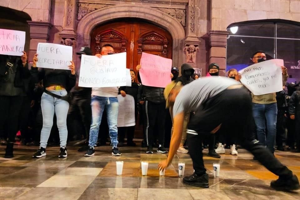 Los inconformes se apostaron en la puerta principal del Palacio Municipal y advirtieron que se mantendrían en el lugar sin permitir el acceso hasta no ser escuchados. 