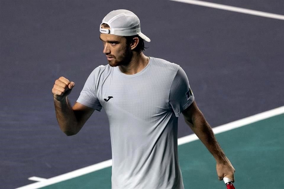 Tomas Machac presume su primer título de su carrera.