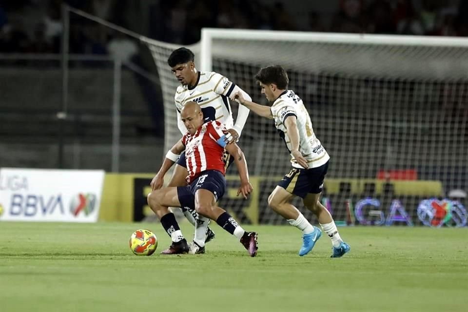 Chicharito buscó en todo momento.