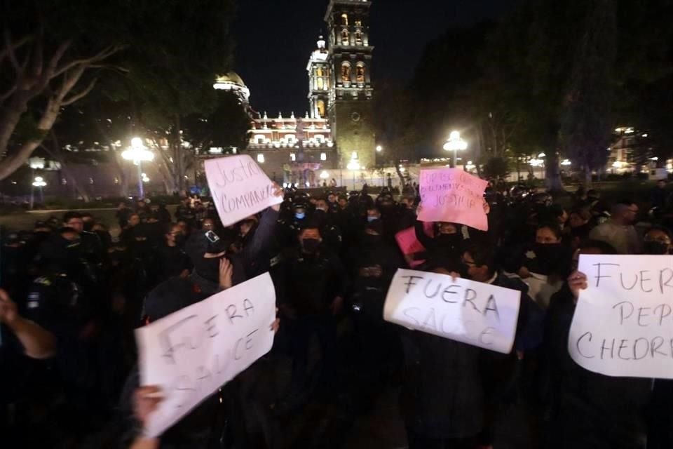 Policías municipales de Puebla realizaron protesta por el asesinato de dos de sus compañeros.