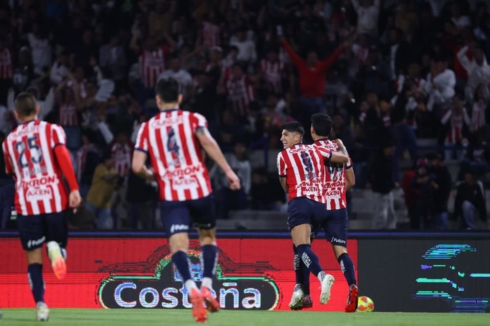 Las Chivas vencieron 1-0 a Pumas y consiguieron su primera victoria de visita en el torneo.