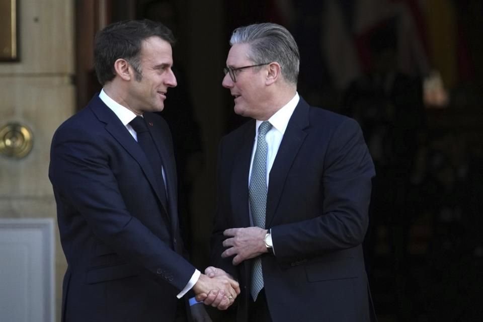 Emmanuel Macron, Presidente de Francia (izquierda), y Keir Starmer (derecha), Primer Ministro británico, previo a cumbre de líderes europeos en Londres.