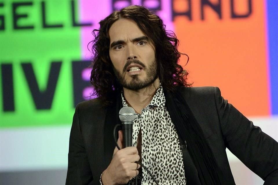 Russell Brand enfrenta nueva demanda por abuso sexual en un tribunal de Reino Unido.