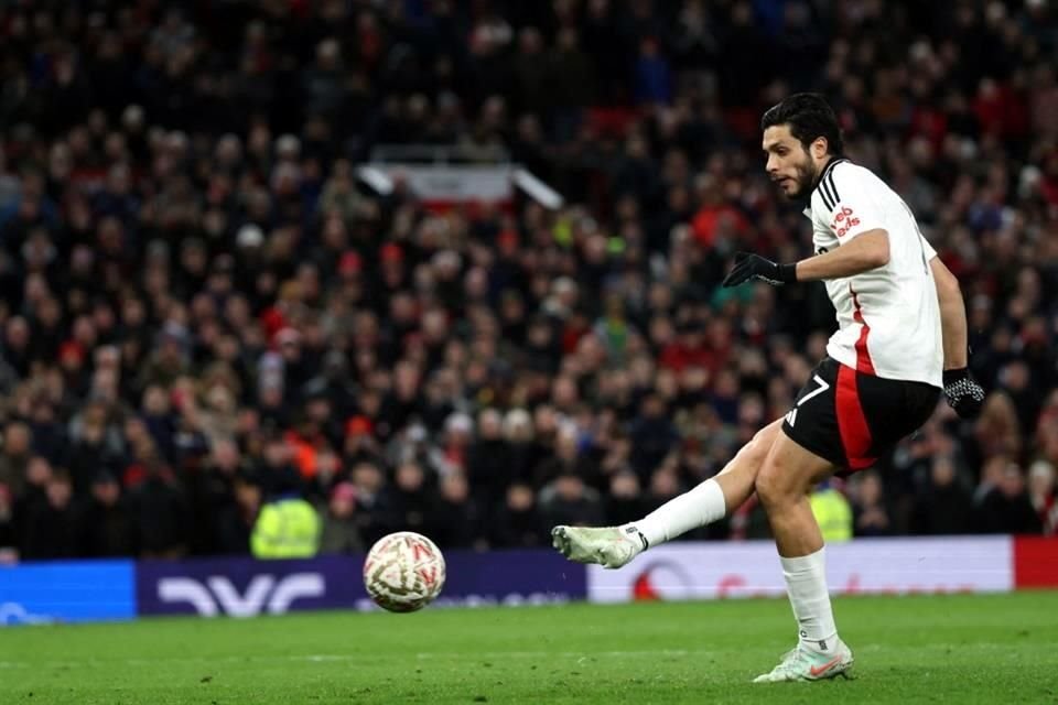 Raúl Jiménez entró sobre el tiempo de compensación y fue el primer cobrador del Fulham en la tanda de penaltis ante el Man United.