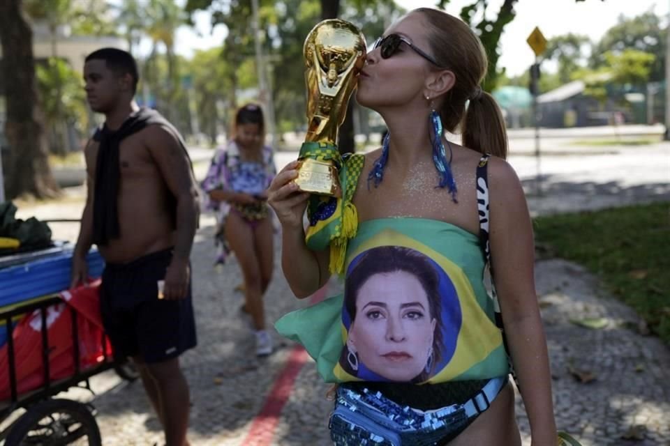 La brasileña Fernanda Torres se convierte en musa del Carnaval de este año, en medio de su nominación al Óscar.