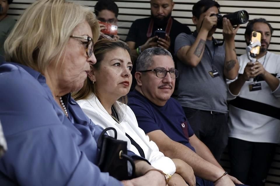 Los padres y la hermana de Efraín Juárez estuvieron presentes en la presentación del mexicano como técnico de Pumas.