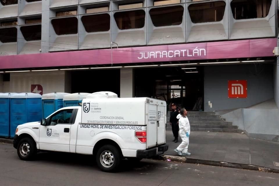 Personal de la Fiscalía acudió al sitio para retirar el cadáver.
