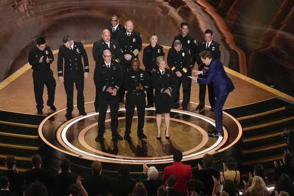 El equipo de bomberos subió al escenario del Dolby Theatre, recibiendo una ovación de pie por parte del público.