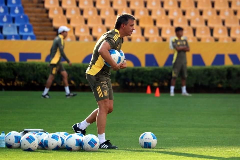 Maxi Velázquez, auxiliar de Pizarro, estuvo presente en el entrenamiento.