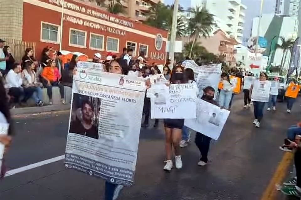 Vestidos de blanco y con fichas de búsqueda, familiares de personas desaparecidas marcharon en el desfile del Carnaval de Mazatlán, Sinaloa.