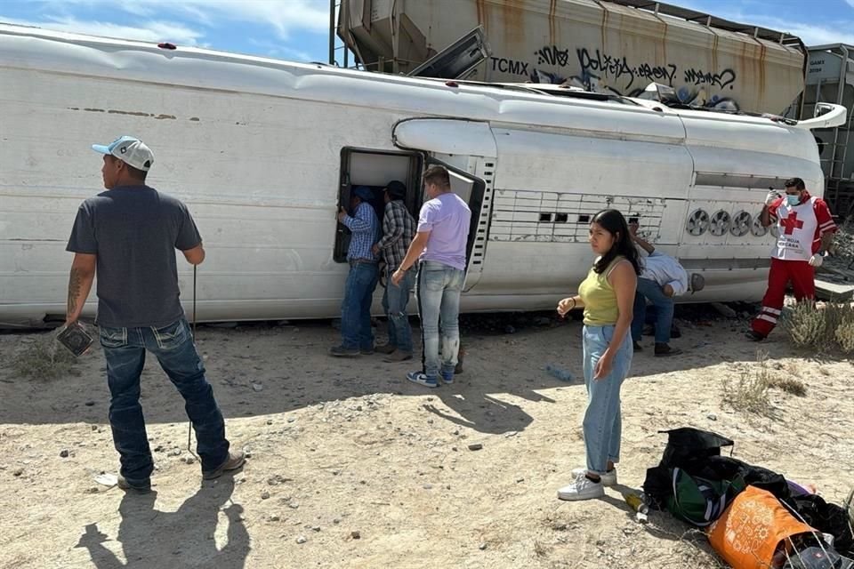 Cuerpos de auxilio rescataron a 30 personas heridas del autobús turístico que fue embestido por el tren.