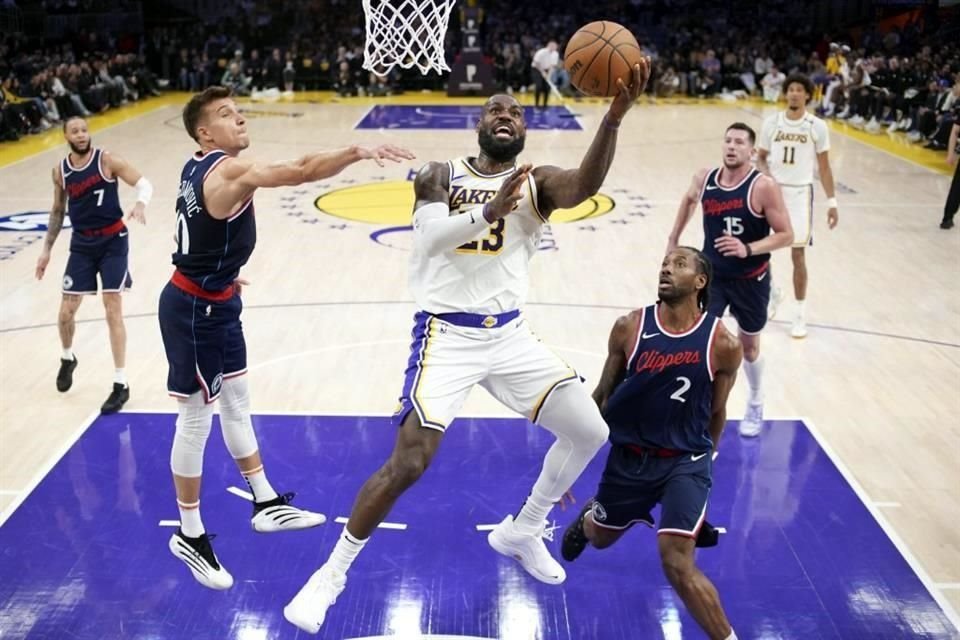 LeBron James pasó a la historia como el primer jugador en la historia de la NBA que logra los 50 mil puntos totales en su carrera.