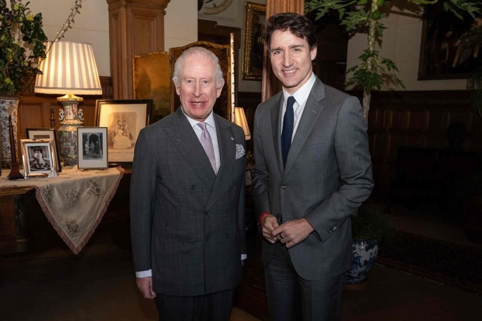 El rey Carlos III y el Primer Ministro canadiense posan antes de una reunión privada en Sandringham, el 3 marzo.