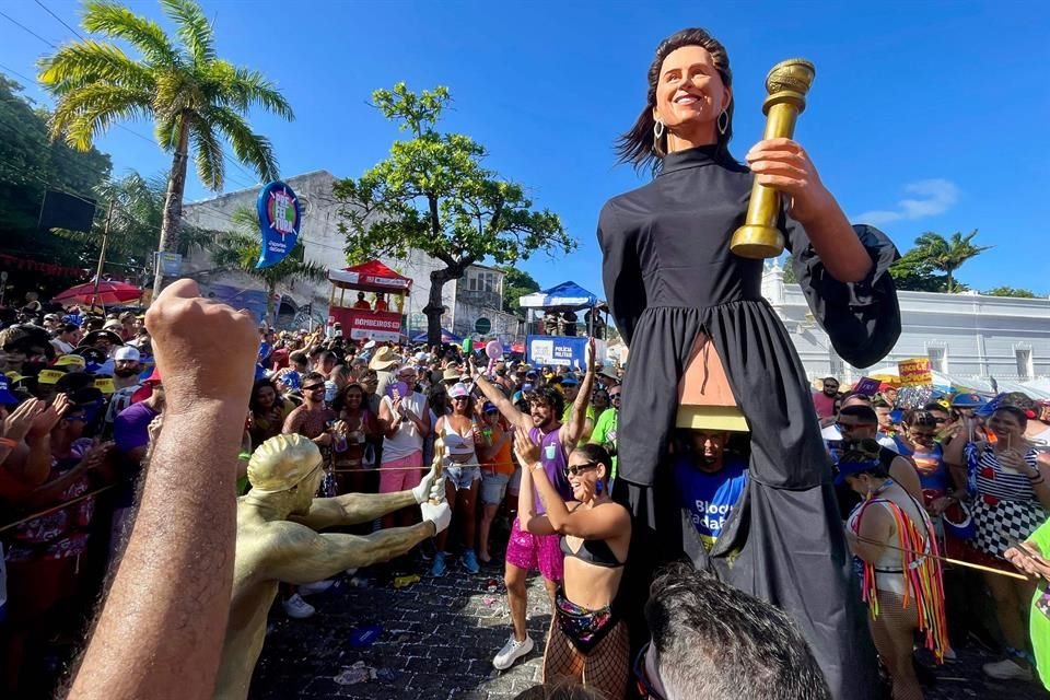 En el popular Carnaval de Olinda (al noreste), una muñeca gigante que representaba a Torres se paseaba entre la multitud alzando el Globo de Oro.