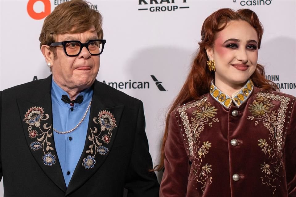 Elton John cantó en su fiesta benéfica con Chappell Roan.