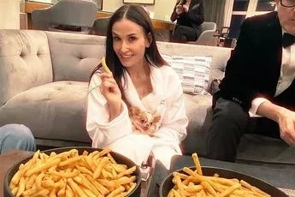 Demi Moore subió a sus historias de IG cómo se la pasó después de perder el Óscar a mejor actriz: con su perrito Pilaf, en bata de baño y comiendo papas a la francesa.