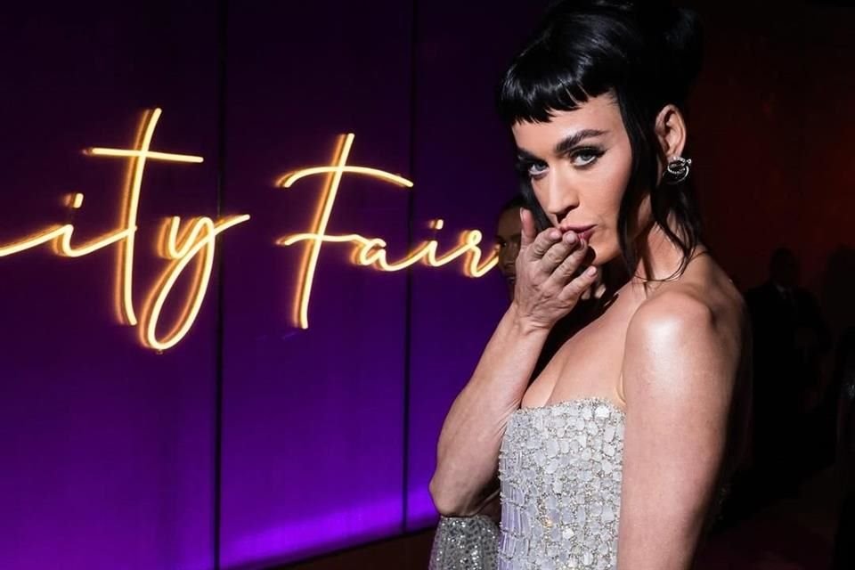 Katy Perry no dejó de posar para las fotos en la fiesta.