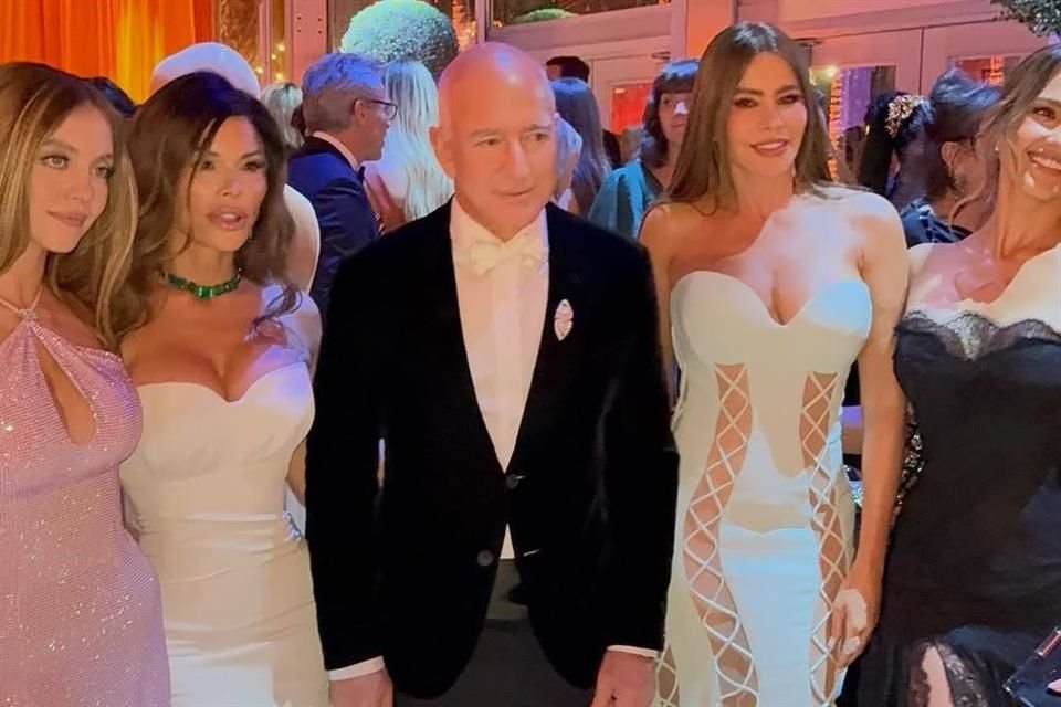 Jeff Bezos y Lauren Sánchez robaron suspiros, al lucir casi como recién casados, él con un esmoquin negro y ella, vestida de blanco.