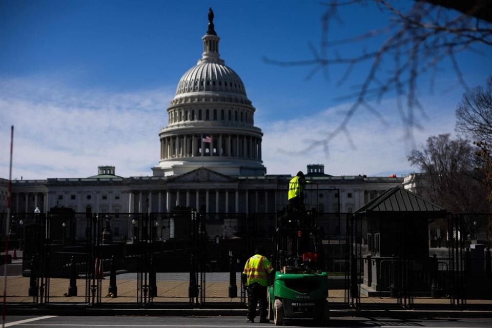 Trabajadores aseguran los alrededores del Capitolio previo a un discurso de Donald Trump.