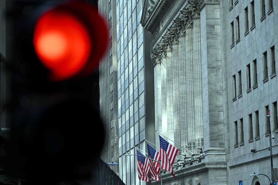 En Wall Street, el índice tecnológico Nasdaq caía más de 2 por ciento.