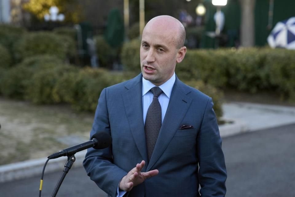 El Asesor para Seguridad Interna de la Casa Blanca, Stephen Miller, habla con reporteros en la Casa Blanca el 3 de marzo.