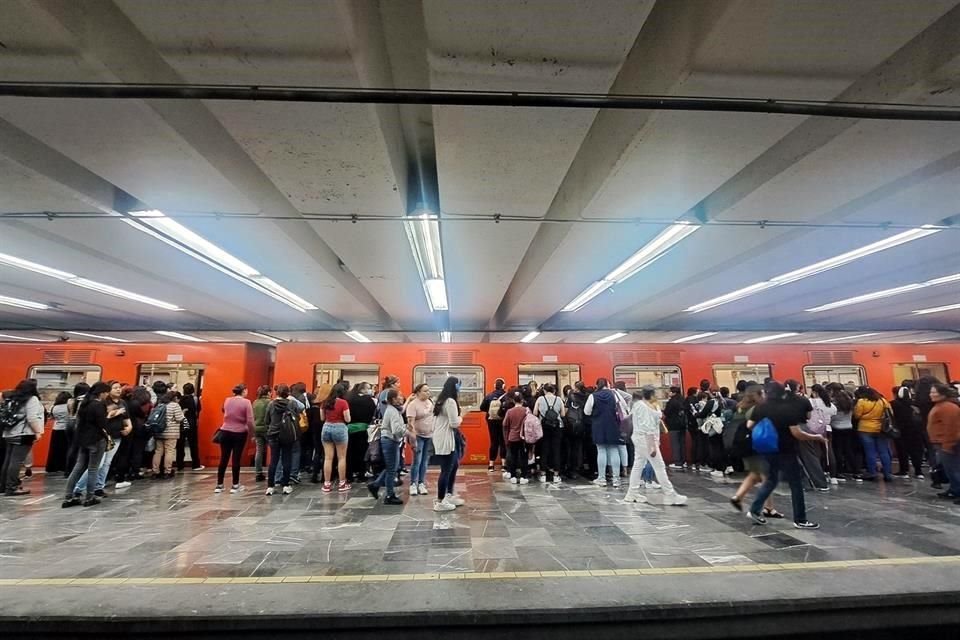 Usuarios reportaron la saturación en andenes de la Línea 9 del Metro.