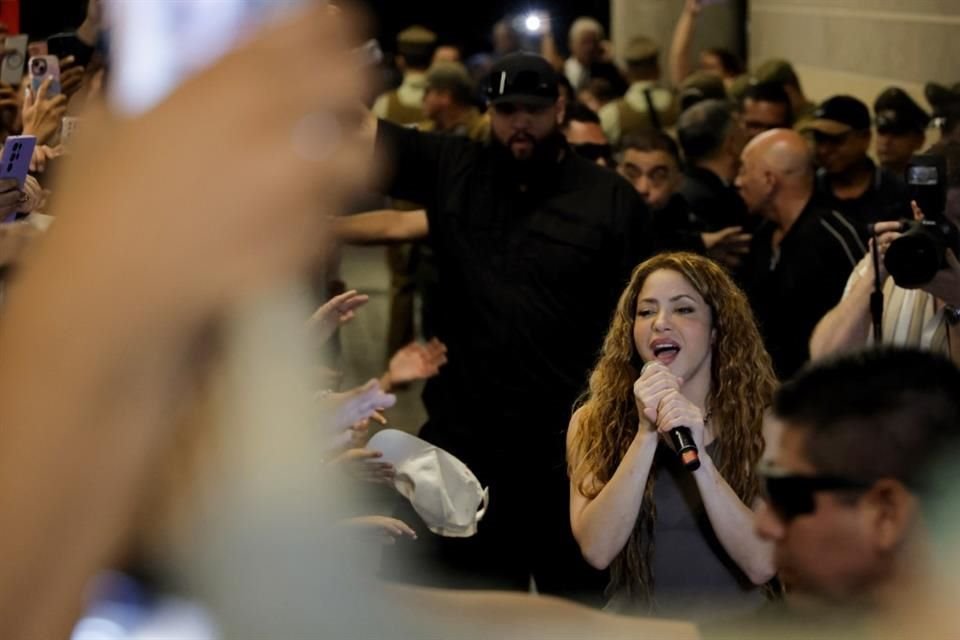 Shakira salió del hotel donde estaba hospedada para saludar y cantarle a sus fans chilenos tras aplazar dos conciertos por fallas técnicas.