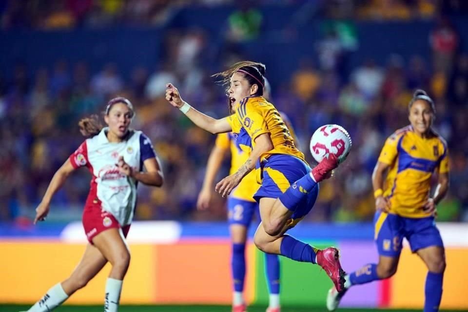 Lizbeth Ovalle, con un remate con el talón, hizo un golazo para poner a Tigres Femenil adelante.