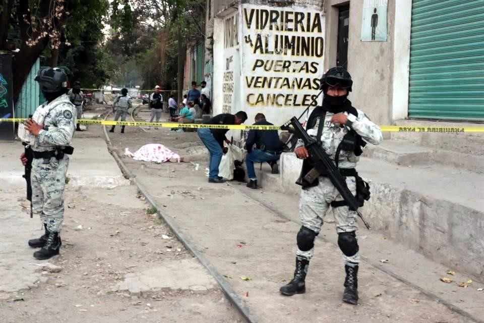 Dos hombres fueron ejecutados a balazos mientras tomaban cerveza afuera de su domicilio.