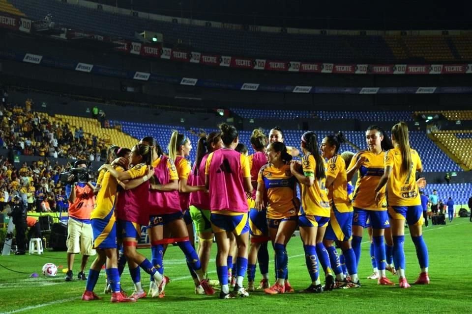 En un partido ríspido, apareció la magia de Lizbeth Ovalle para que Tigres Femenil venciera 2-0 a Chivas.