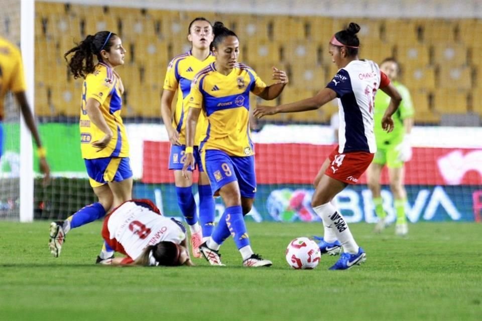 Las Amazonas batallaron durante gran parte del partido para poder hacerle un gol a las tapatías.