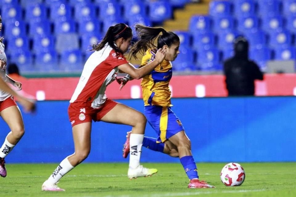 Las Amazonas batallaron durante gran parte del partido para poder hacerle un gol a las tapatías.