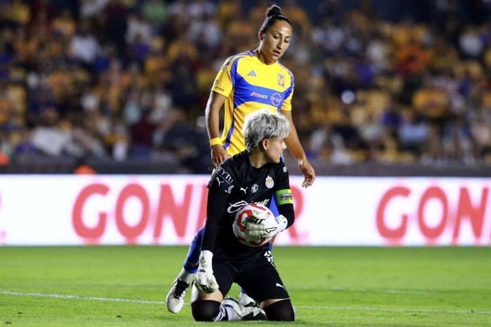 Blanca Félix estuvo atenta en sus intervenciones para evitar el gol de Tigres Femenil.