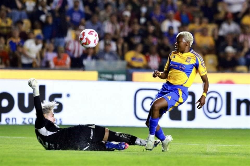 Blanca Félix estuvo atenta en sus intervenciones para evitar el gol de Tigres Femenil.