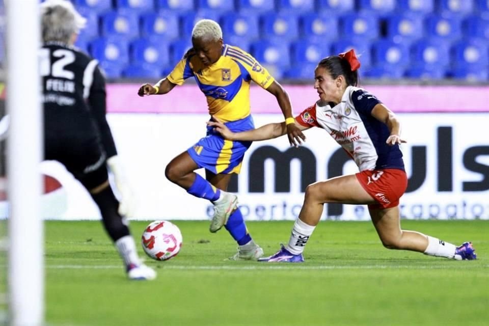 Blanca Félix estuvo atenta en sus intervenciones para evitar el gol de Tigres Femenil.