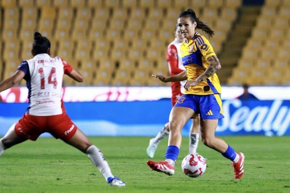 Blanca Félix estuvo atenta en sus intervenciones para evitar el gol de Tigres Femenil.