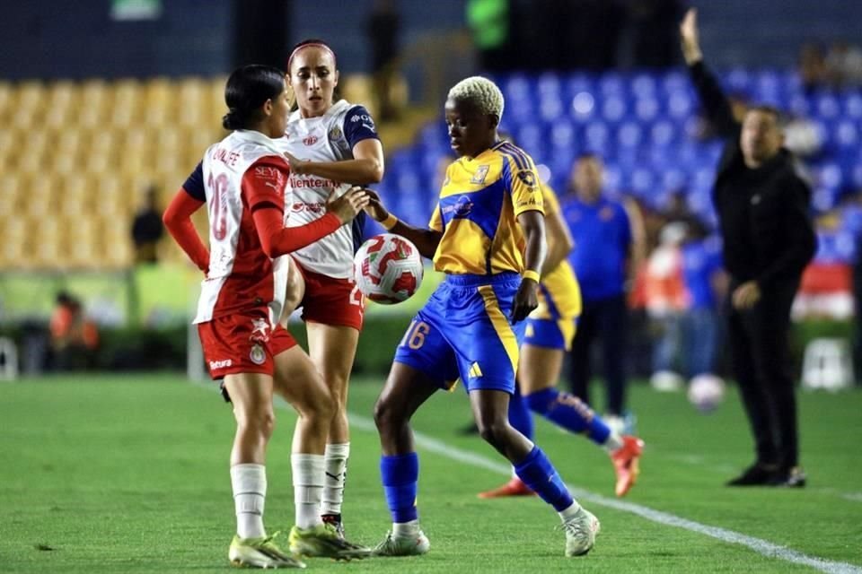 Blanca Félix estuvo atenta en sus intervenciones para evitar el gol de Tigres Femenil.